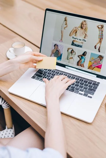 Une tablette affichant un site web financier, accompagnée d’un clavier blanc et d’une souris. Parfaite pour des images de stock sur le thème de la technologie.